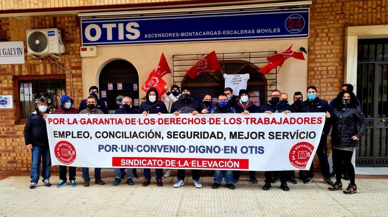 Los trabajadores gaditanos de Otis piden mejoras laborales.