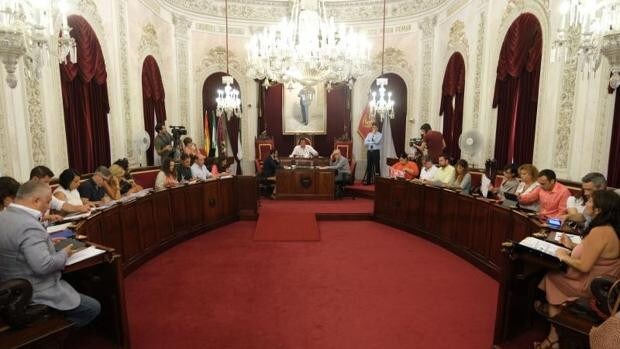 Cádiz celebra este miércoles el último pleno del año tras ser aplazado por el Covid de Juancho Ortiz