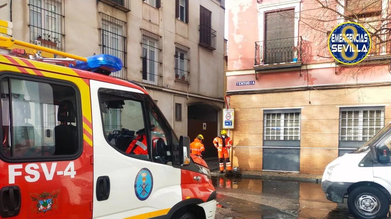 Los bomberos trabajan en una de las calles anegadas en Sevilla capital