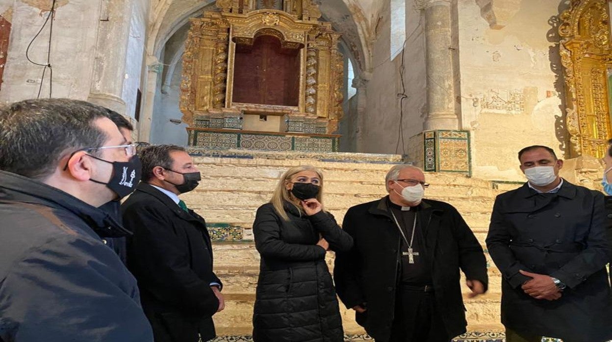 Visita de la consejera de Cultura a la parroquia de San Pedro de Sanlúcar la Mayor