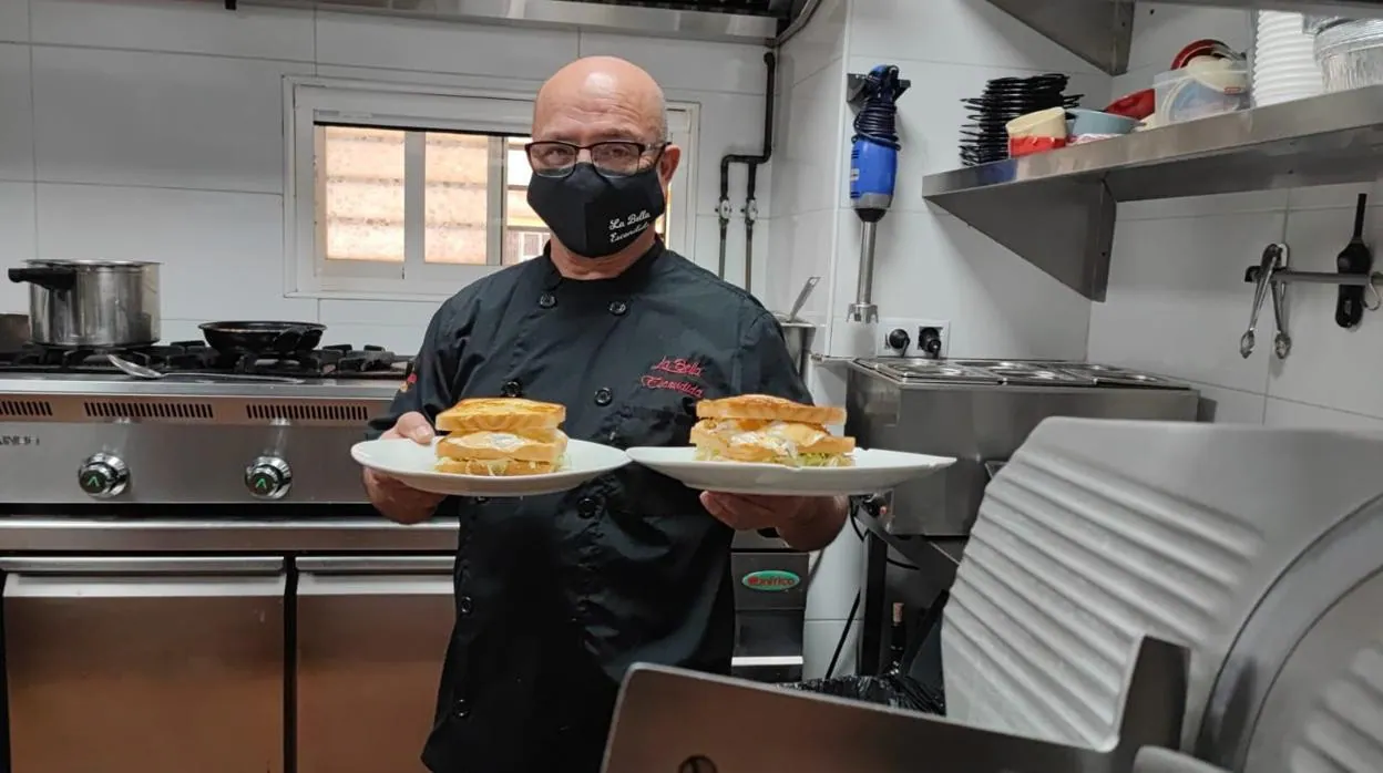 Antonio Piulestán muestra sus cotizados sándwich de pollo.