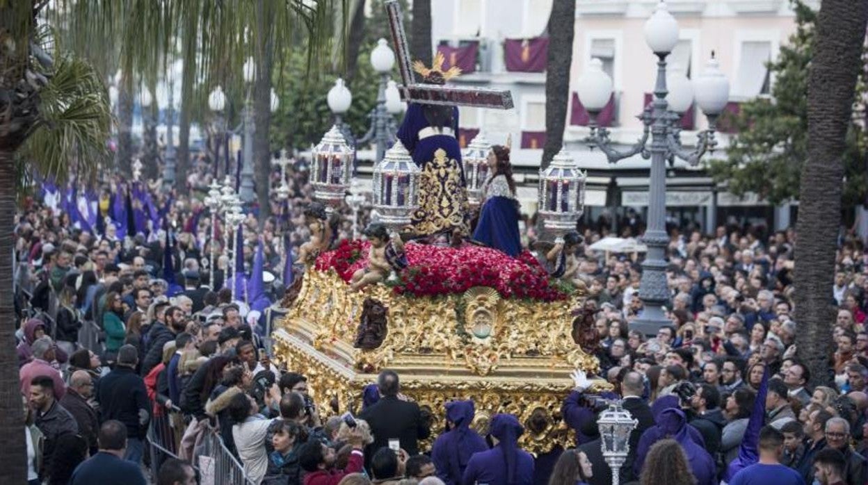 Imagen de archivo del Nazareno por la plaza de San Juan de Dios.