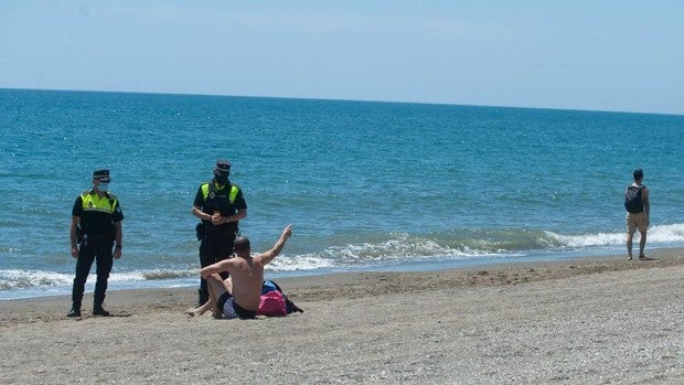 Multas de hasta 2.000 euros por fumar en la playa con la nueva ley de residuos