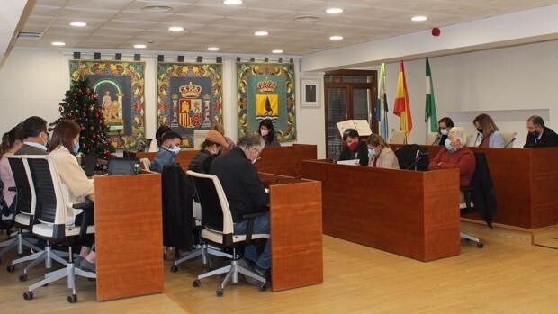 Los partidos de la oposición se unen en Gelves contra los «insultos» de la alcaldesa socialista