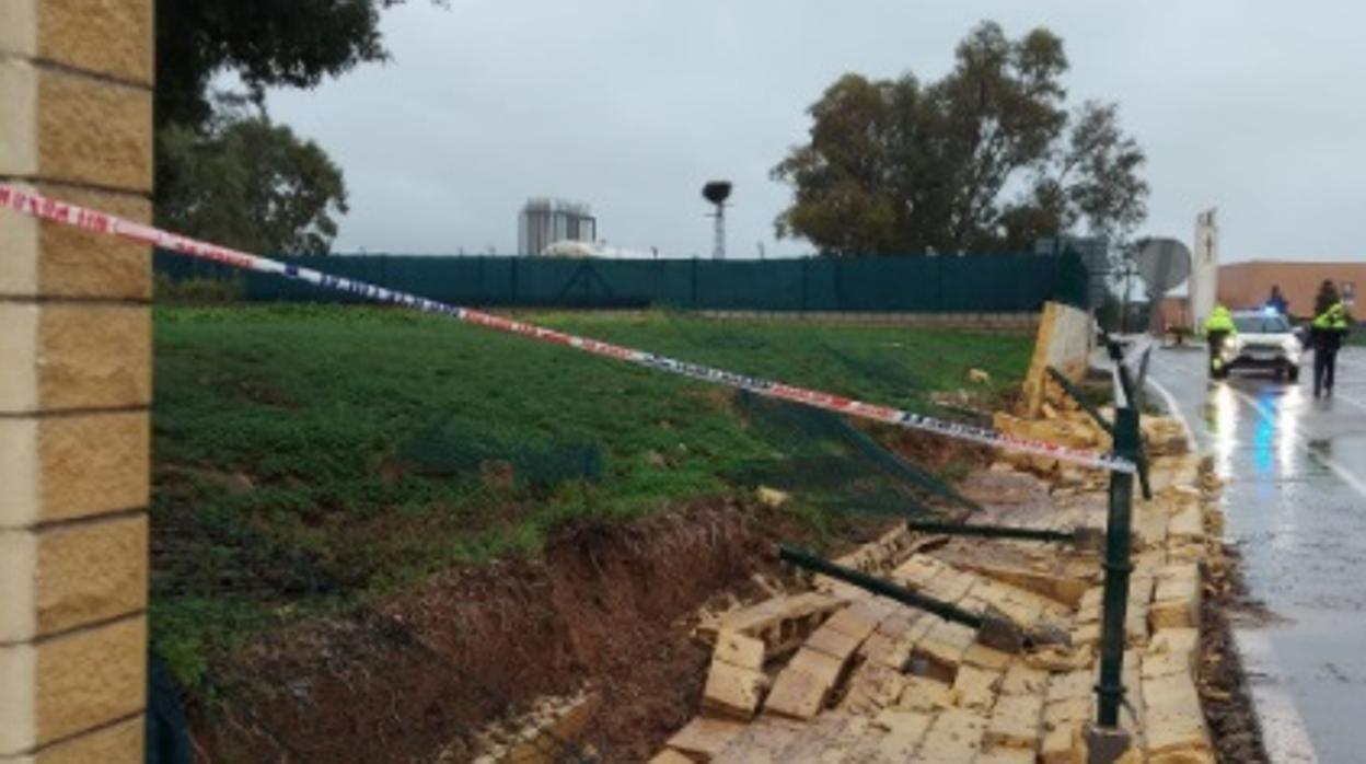 Muro caído en Chiclana por las fuertes lluvias