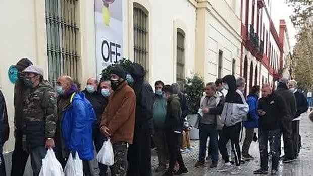 Despertares reparte comida a 108 personas el Día de Navidad en Cádiz