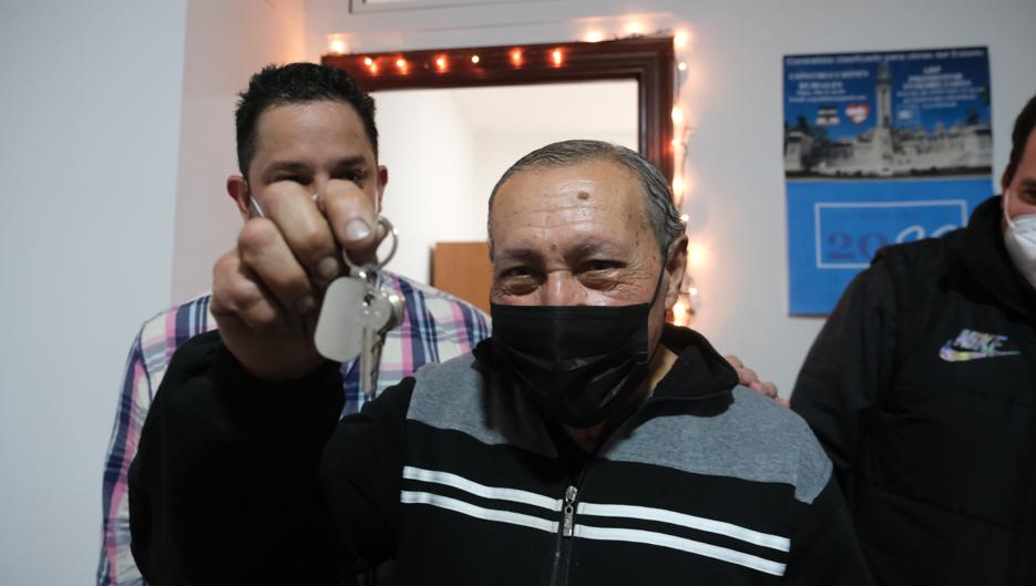 El abuelo José María, de vivir en su coche a tener una casa en el centro de Cádiz