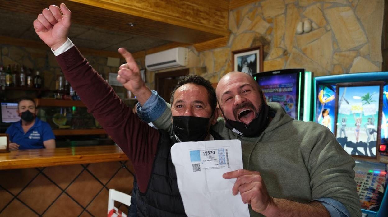 Dos vecinos de Vejer muestran el décimo con el que ganaron el primer premio de la lotería de El Niño el año pasado.