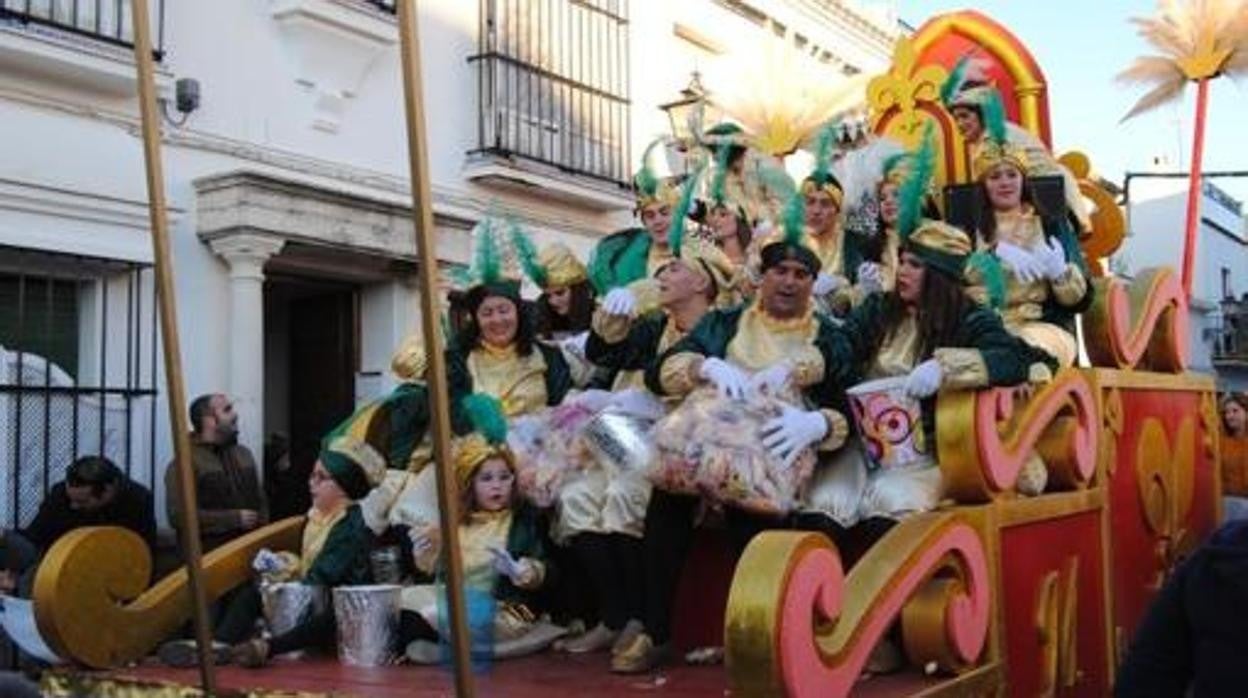 Imagen de archivo de una de las carrozas de la cabalgata de Reyes Magos en La Puebla de Cazalla