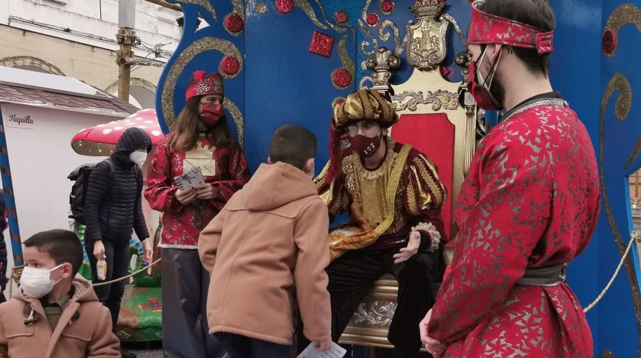 El Cartero Real recogiendo la carta de un niño.