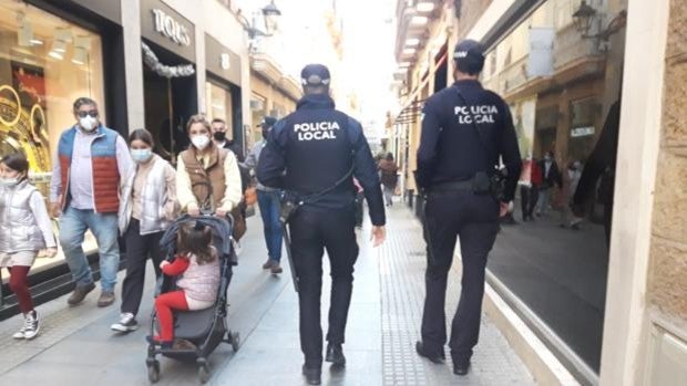 Tardío plan de choque contra la venta ambulante ilegal en las calles comerciales de Cádiz