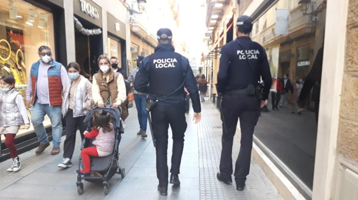 Desde la última semana se ha reforzado la presencial policial en las calles comerciales del centro de Cádiz.