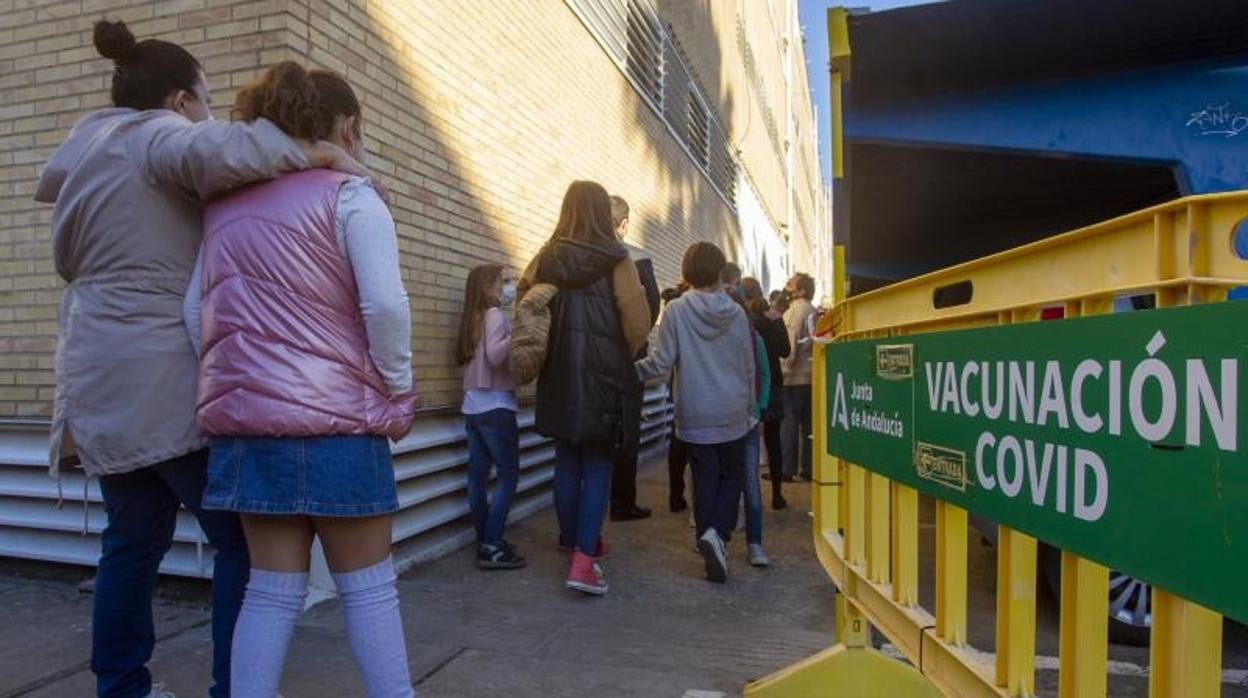 Un grupo de menores de edad en la cola para ser vacunados contra el Covid