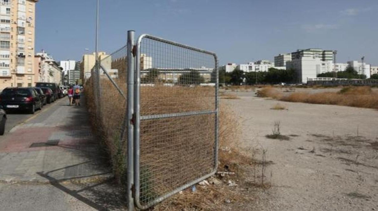 La creación de bolsas de aparcamiento gratuitas en solares vacíos, una de las principales reclamaciones de los vecinos de Cádiz.