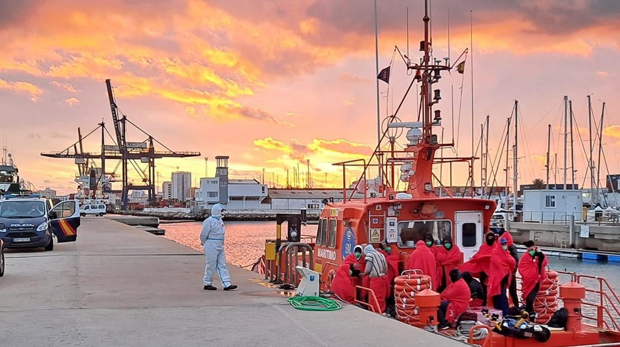 Los inmigrantes, en Puerto América.