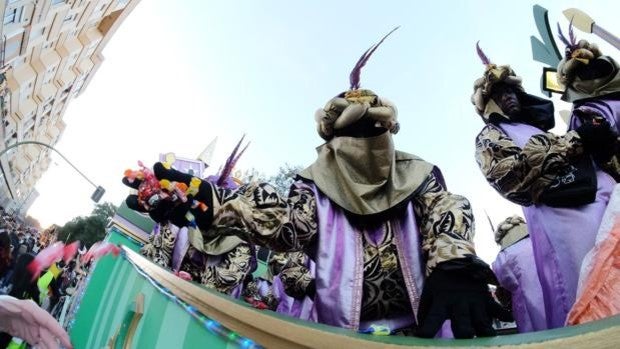 Caramelos, balones y... toneladas de ilusión en la Cabalgata de los Reyes Magos de Jerez