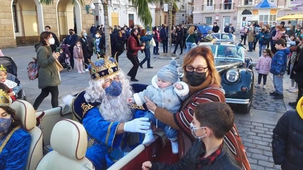Los Reyes Magos reparten magia e ilusión por todos los barrios de Cádiz