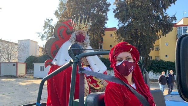 Los Reyes Magos de Chiclana reparten más de 7.000 kilos de caramelos en la Cabalgata