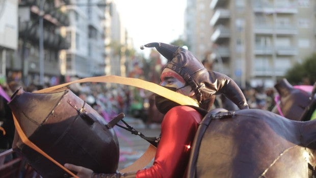 La ausencia de caramelos facilita la limpieza de las calles de Cádiz tras la Cabalgata de Reyes Magos