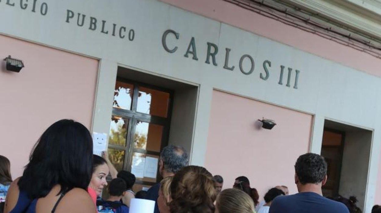 Fachada del colegio público Carlos III en Cádiz.