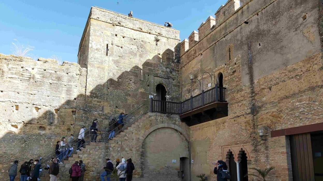 Visitantes en el Alcázar de la Puerta de Sevilla en Carmona