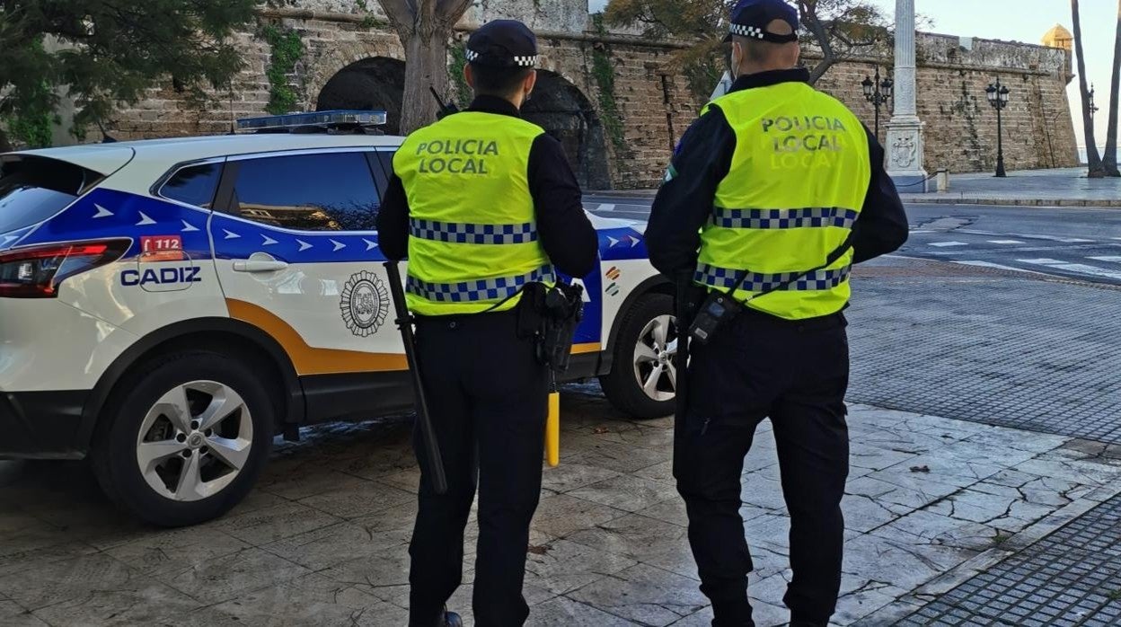 Detenido en Cádiz tras agredir a un cliente en un bar y empujar a un policía local