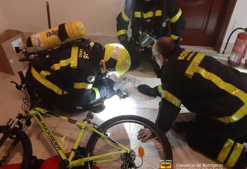 Bomberos atendiendo al gato en parada cardiorespiratoria