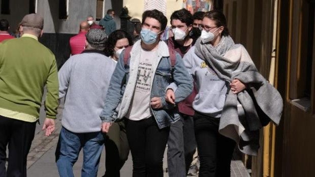 Las fiestas navideñas disparan los casos de Covid entre los veinteañeros gaditanos