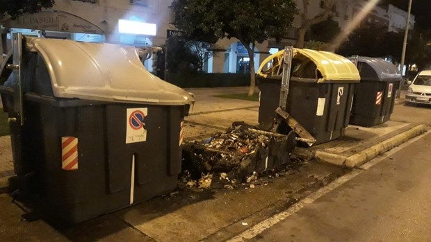 Vandalismo callejero en El Puerto con la quema continuada de contenedores de los últimos días