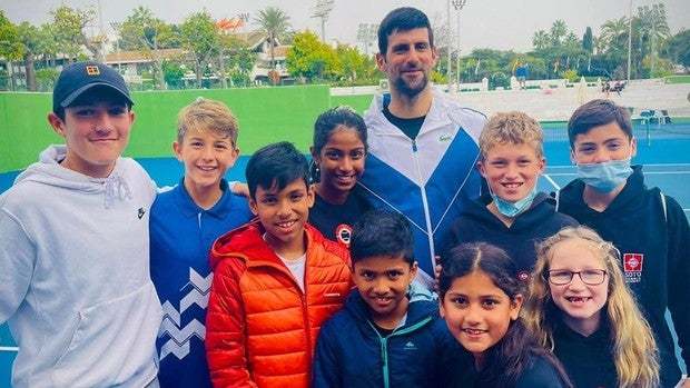 Novak Djokovic antes de viajar a Australia, con los alumnos del club de Tenis de Sotogrande