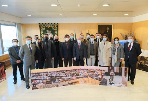 Foto de familia de los asistentes a la presentación de los actos de la provincia en Fitur