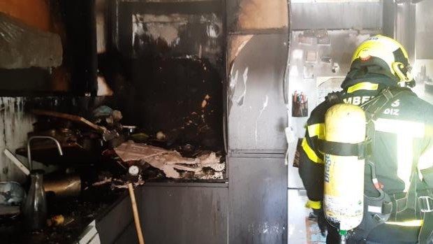 Incendio de una vivienda en los Callejones de Cardoso en Cádiz