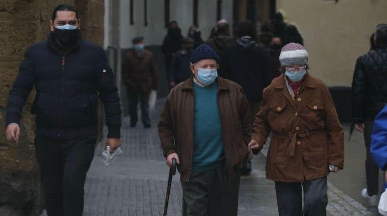 Ciudadanos paseando por el centro de Cádiz.