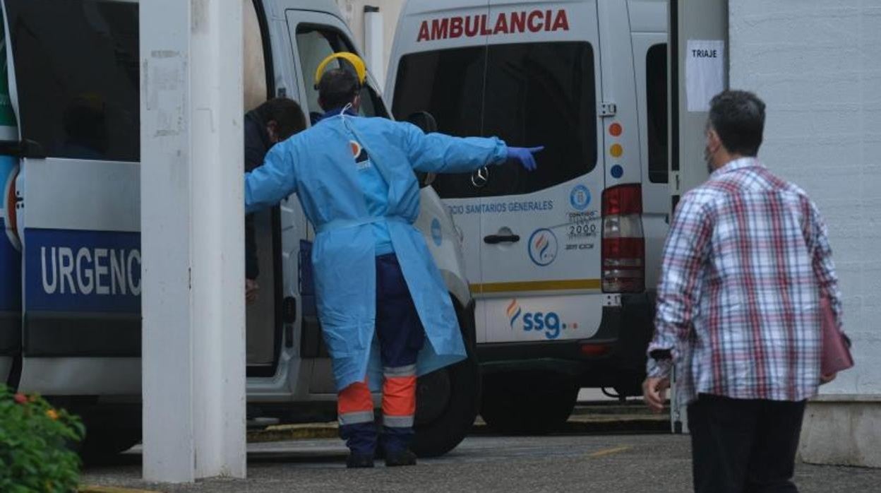 Ambulancia llegando a urgencias del Hospital Puerta del Mar.