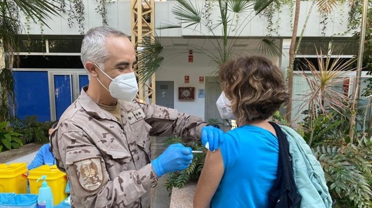 Una mujer recibiendo la vacuna en Cádiz.