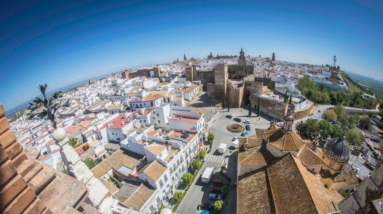 Imagen aérea de Carmona y el Alcázar de la Puerta de Sevilla