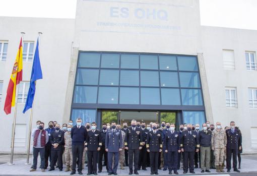 Foto de familia en la puerta del OHQ.