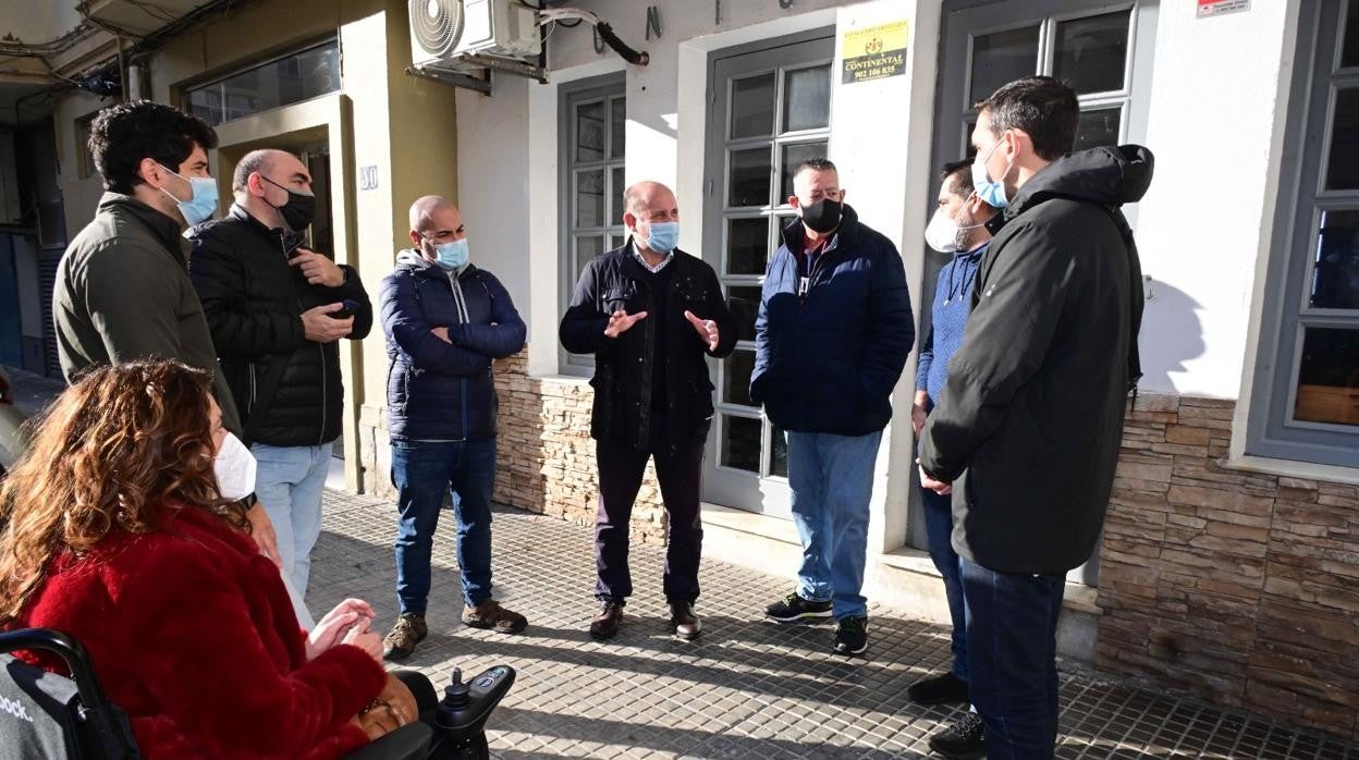 Concejales del PP mantuvieron una reunión con los hosteleros de la plaza Asdrúbal.