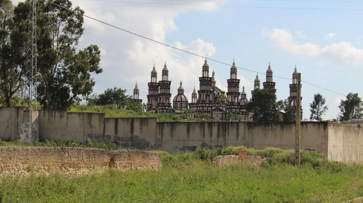 La basílica que levantó la iglesia palmariana en el término municipal de El Palmar de Troya
