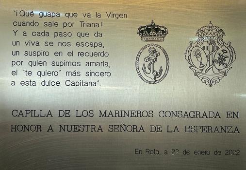 El oratorio del buque Juan Carlos I se consagra a la Esperanza de Triana en Rota