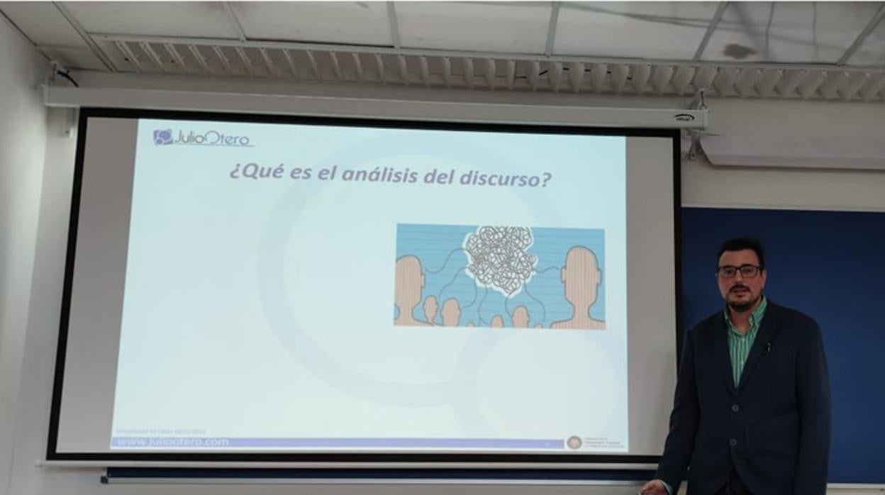 El Aula de Mayores de la UCA acoge una ponencia sobre las ideologías en la sociedad actual