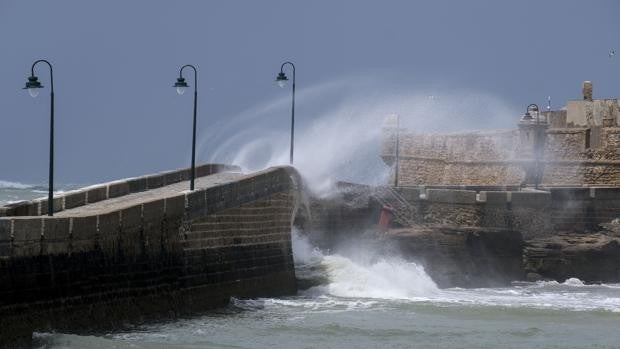 El viento de levante mantiene activa la alerta amarilla por fenómenos costeros