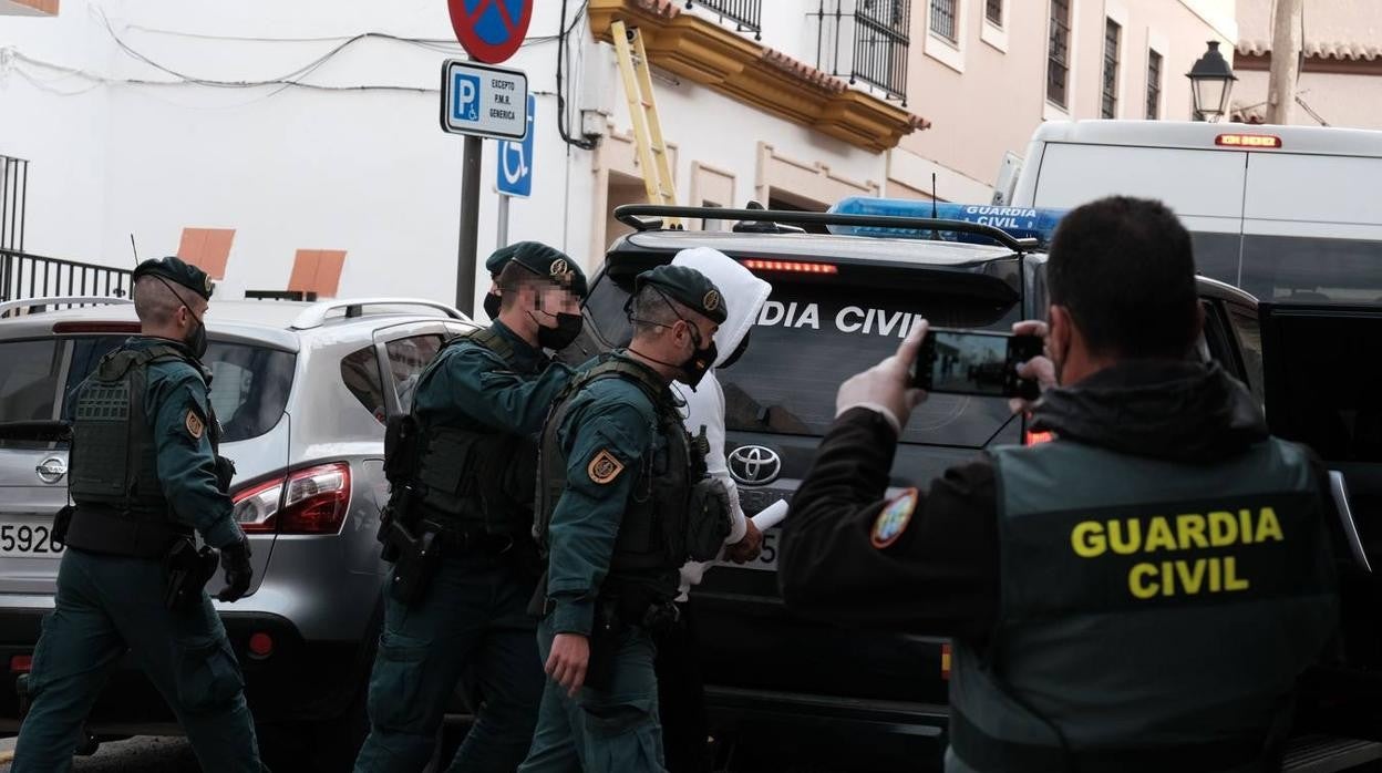 Imagen de uno de los detenidos durante la operación.