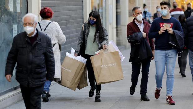 Sevilla capital baja por primera vez de la tasa de contagios de los mil casos después de un mes