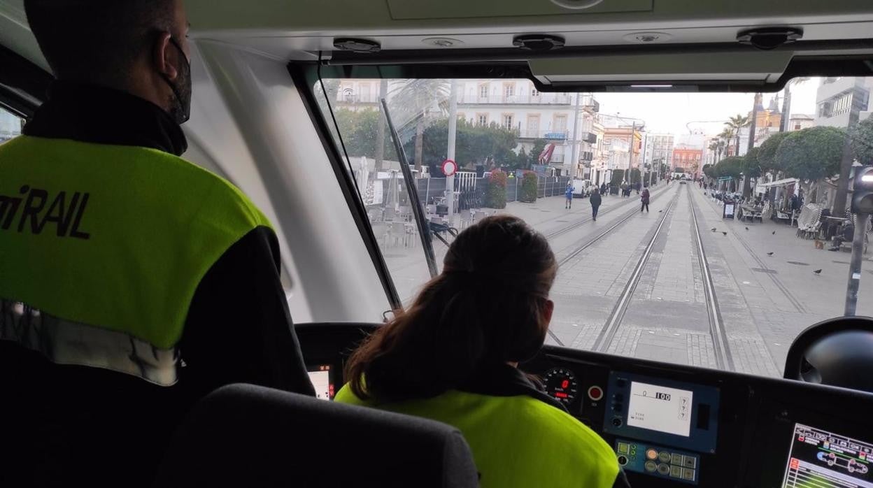 Medio centenar de trabajadores se suma a la fase final de pruebas del tranvía que llegará a la Plaza de Sevilla, en Cádiz capital