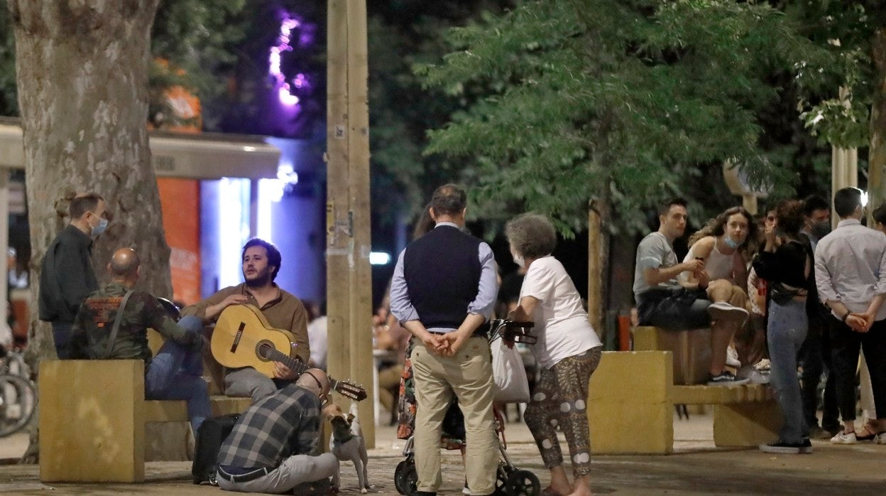 Jövenes haciendo botellona