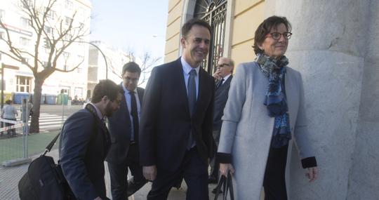 El empresario Manuel García Gallardo entra en la Audiencia para la celebración del juicio junto a sus abogados.