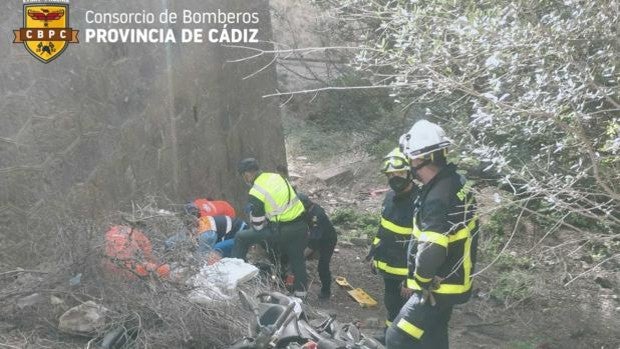 Rescatan a un motorista tras caer por un puente con un desnivel de cinco metros