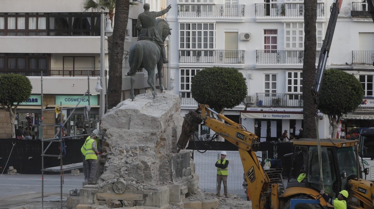 Operarios trabajando en el desmontaje de la estatua de Varela