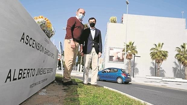 Ofrenda en memoria de Alberto Jiménez Becerril y Ascensión García en Cádiz